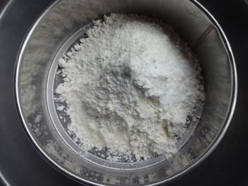 Flour in sifter 750x.jpg